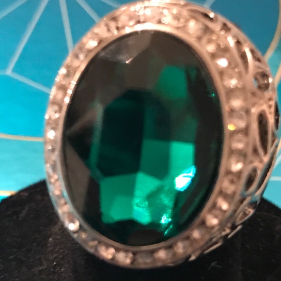 Oval Emerald color statement ring.  ☘️ ☘️ - Picture 4 of 5